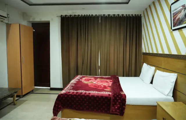 One Room, Two Bed Styles