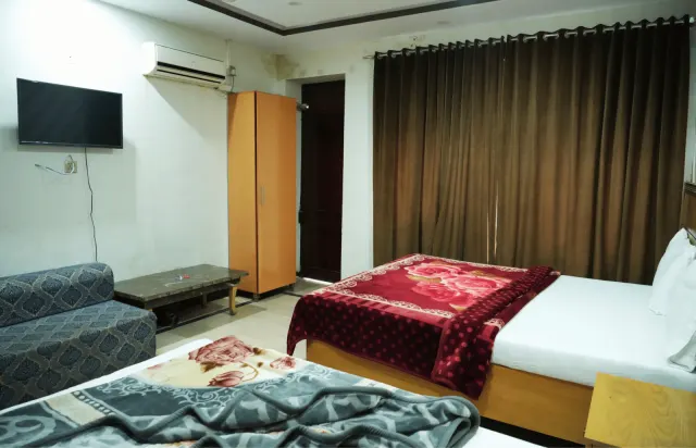 One Room, Two Bed Styles